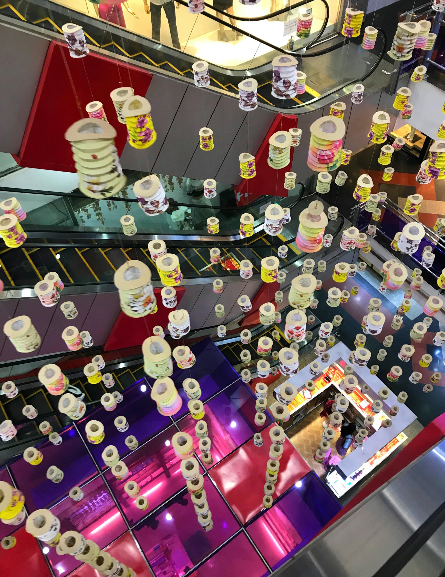 色彩世界中的純真與樂趣，小孩動漫圖片欣賞