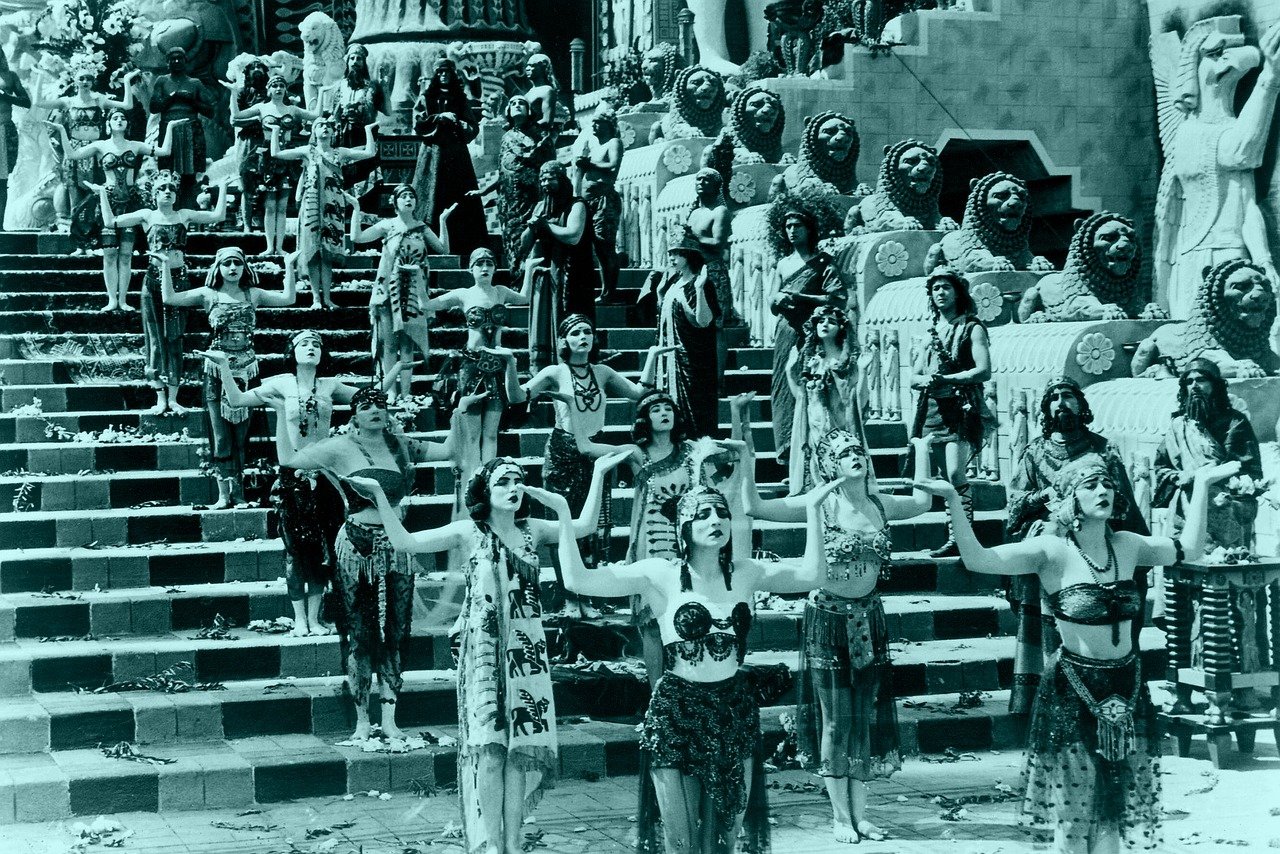 光影與酒精的交融，酒吧電影體驗