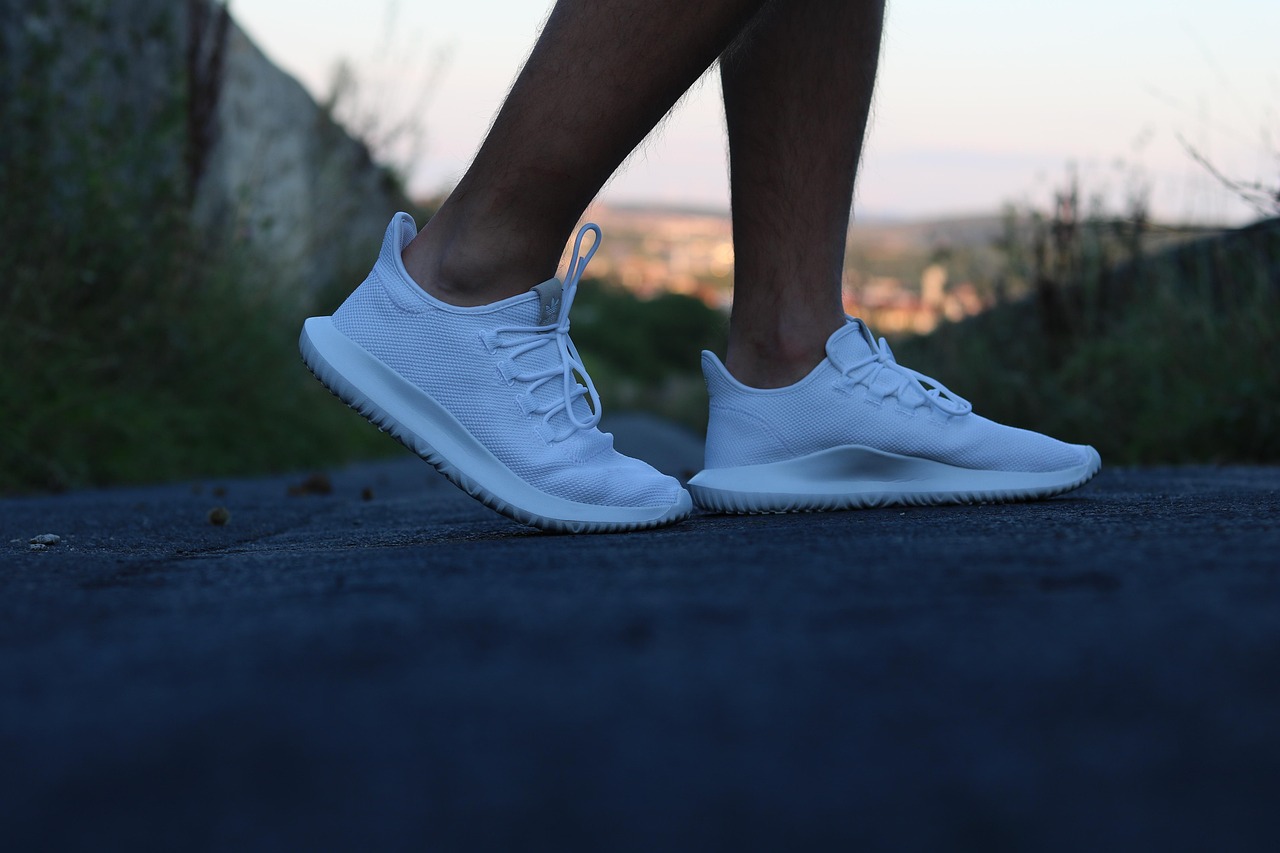 探索優(yōu)雅與力量的完美結(jié)合，2016年最新流行趨勢美女蹲姿圖欣賞