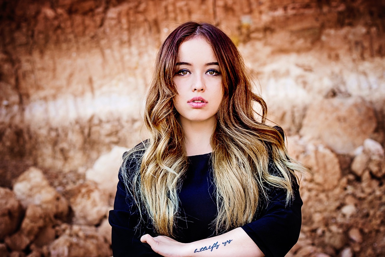 D罩杯明星背后的美麗故事揭秘