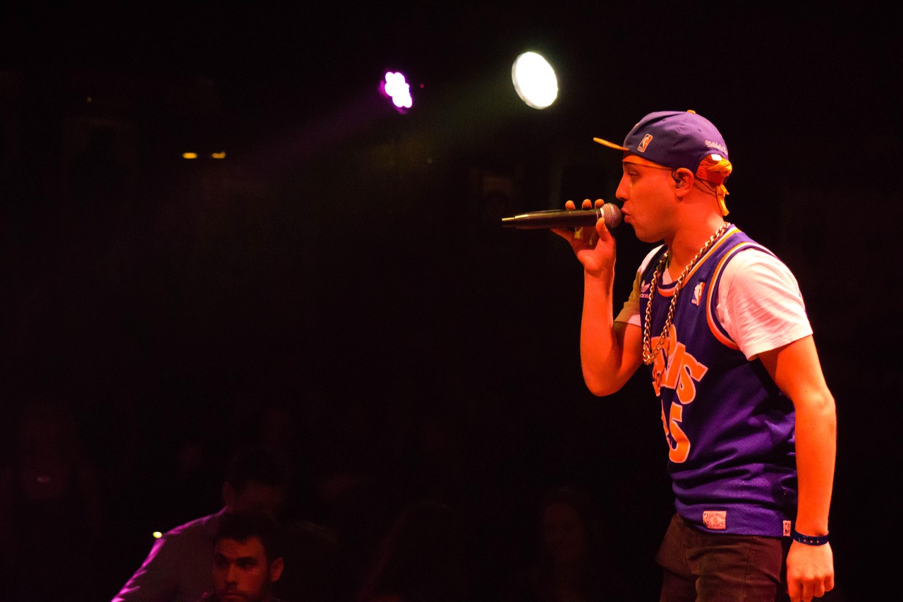 相聲演員的舞臺(tái)自由與創(chuàng)作隨意性探討，舞臺(tái)上的即興與創(chuàng)作自由之辯